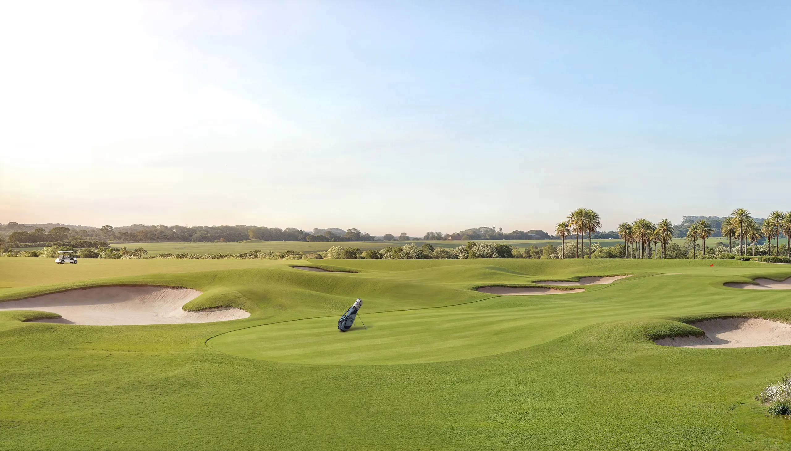 Green do campo de golfe ao amanhecer, com bunkers de areia clara e bandeira ao fundo